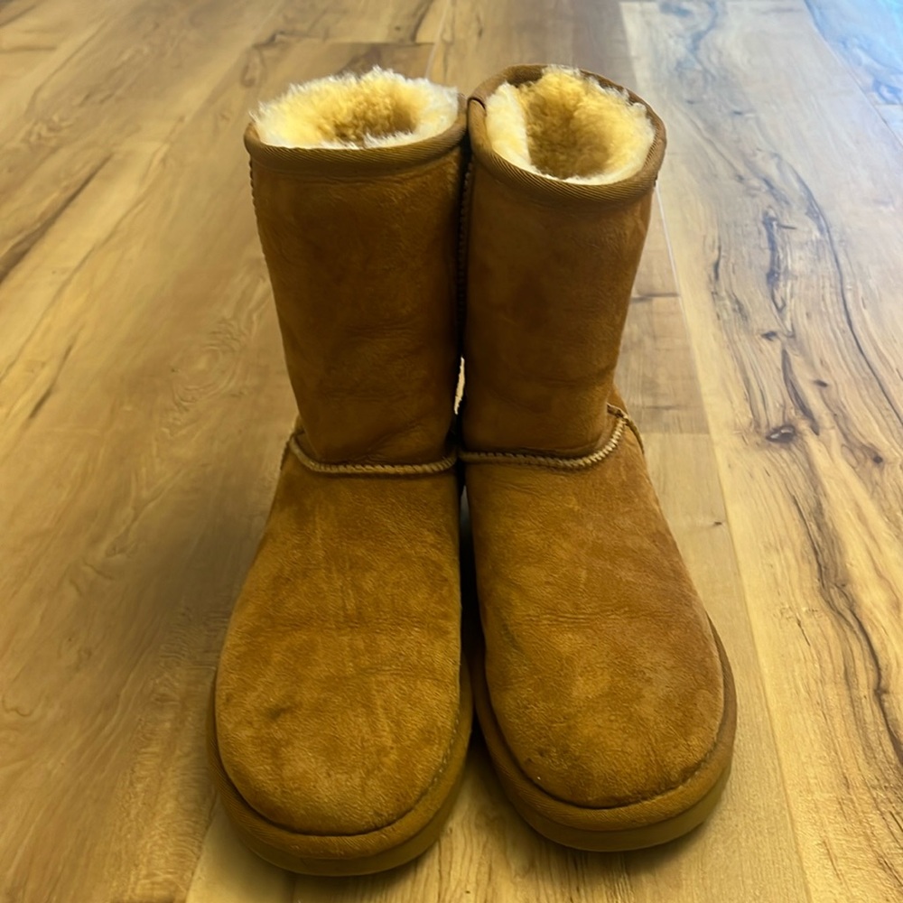Women’s Classic Short UGG boot size 6